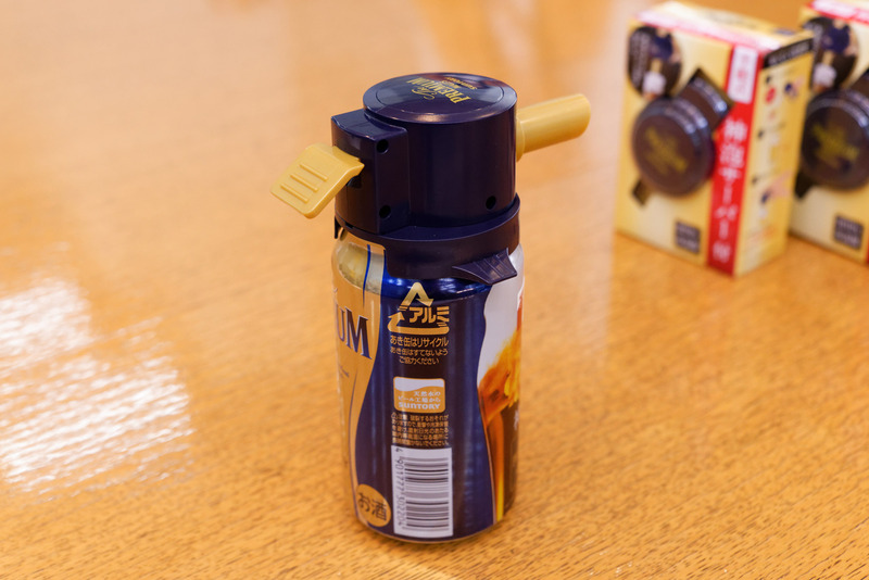 手動式は缶の上にぐっと押しつけて装着し、レバーを繰り返し押し込んで泡を作り出す