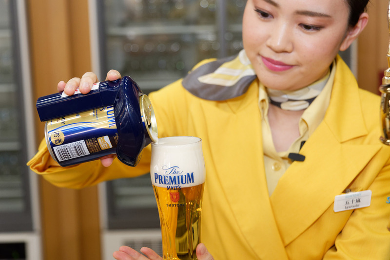 仕上げでボタンを押して泡を注ぐ