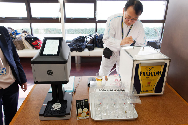 左に見えるシルバーの機械が泡アート専用機