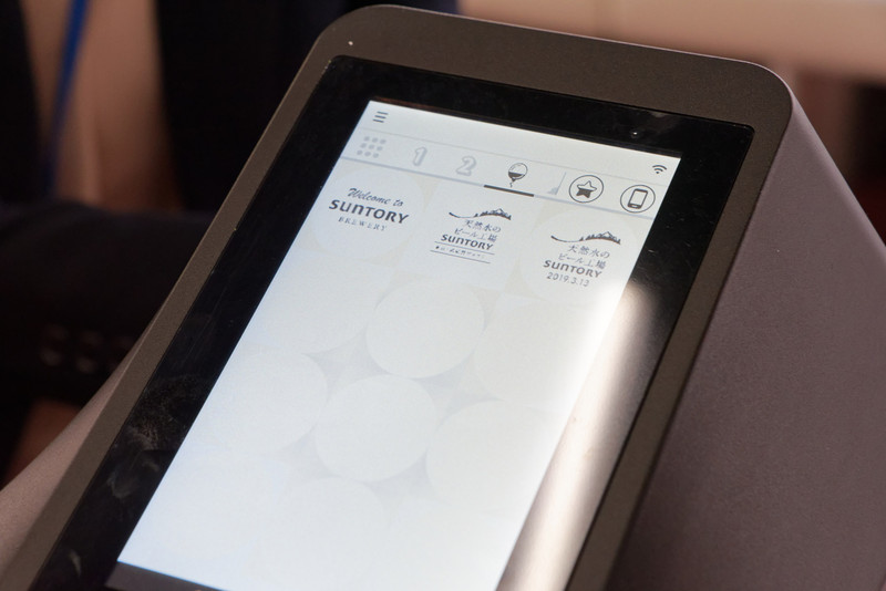 画面をタッチ操作して絵を選ぶ