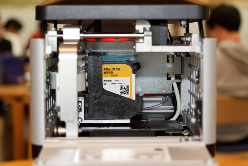 泡アート専用機の内部を覗くと、カートリッジが見える