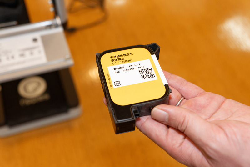 このなかに封入された粉末状の麦芽エキスによってアートを作り出している