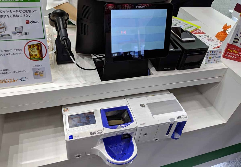 ビジコムのキャッシュレス体験コーナー。QRコード決済を指定するとPayPay決済が体験できる。レジはセミセルフ仕様になっている