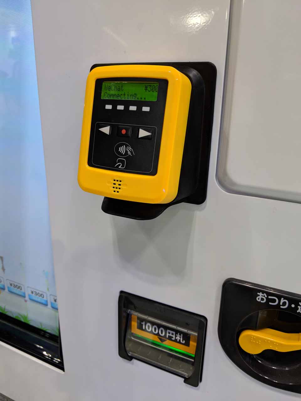 最近ではイオン設置の自販機などで見かけるFinGoのUNO PLUS電子マネーリーダー。非接触の電子マネーのほか、QRコードとバーコードにも対応する