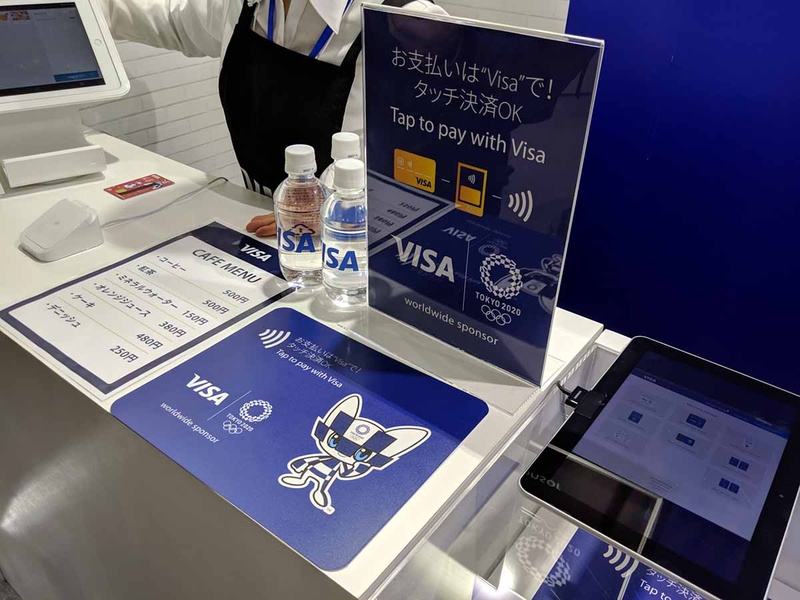 五輪公式スポンサーであるVisaは2020年の東京五輪でのEMV Contactlessをアピール。ただしNFC読み取りに用いているのは日本未発表のSquareの非接触リーダー