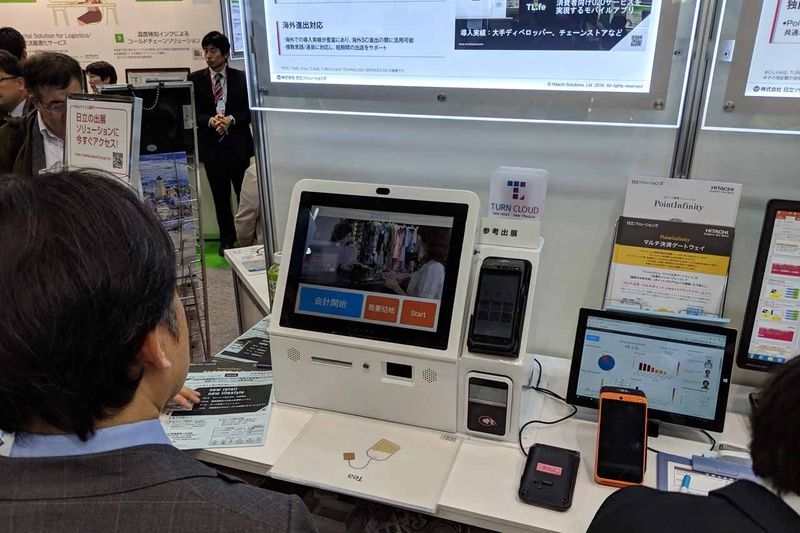 こちらは日立製作所の顔認証レジの参考展示。CEATECのKDDIブースにも展示されていた同社の「PBI(Public Biometrics Infrastructure：公開型生体認証基盤)」を用いて生体情報を直接保存しない形で安全に管理している