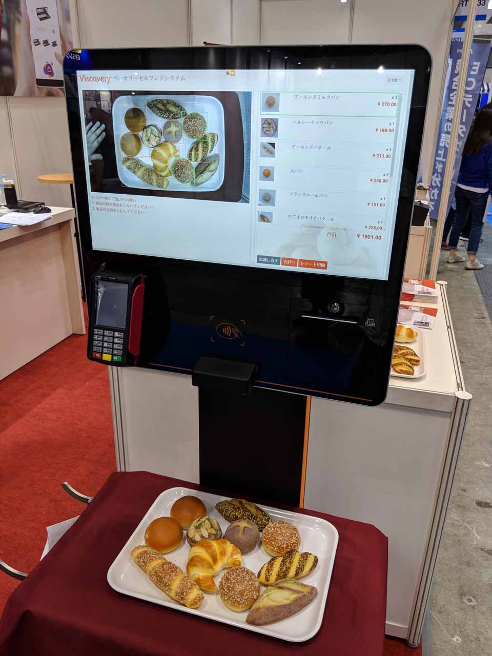 台湾の台北を拠点にするViscoveryはコンピュータビジョンという画像解析技術を用いてパン屋向けの自動会計レジをアピール。スタートアップ企業でまだ導入実績はないものの、日本を含め世界の多くの企業から引き合いがきているという