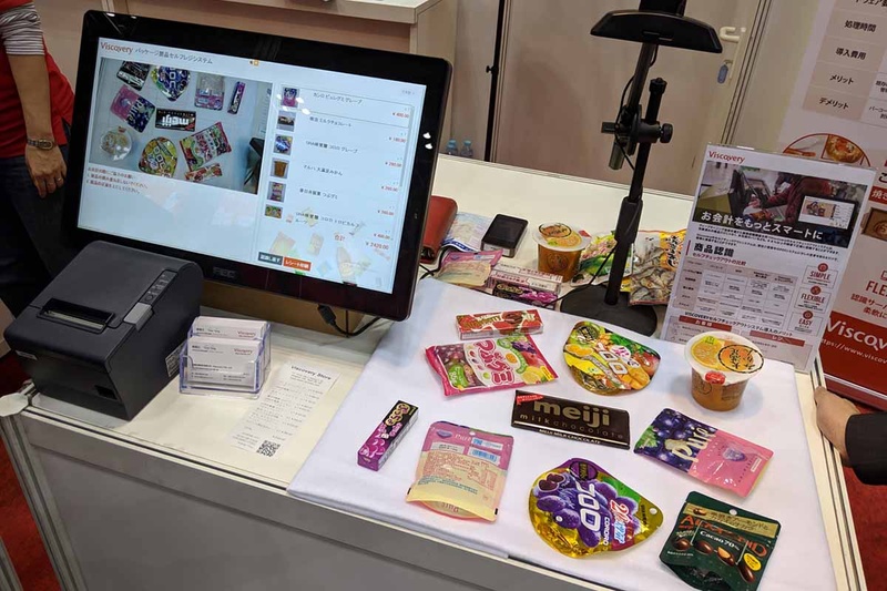 パンだけでなくスーパーやコンビニ向け商品でも対応が可能。ライティング装置なしの単眼カメラのみでも高い認識率があることをアピール