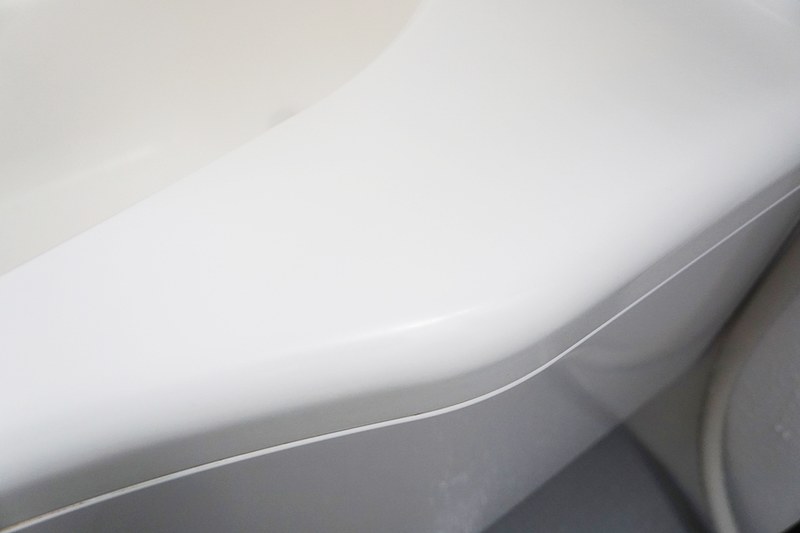 樹脂製の浴槽もついでにツルツル。堆積した水垢もとれて指でキュッキュできます