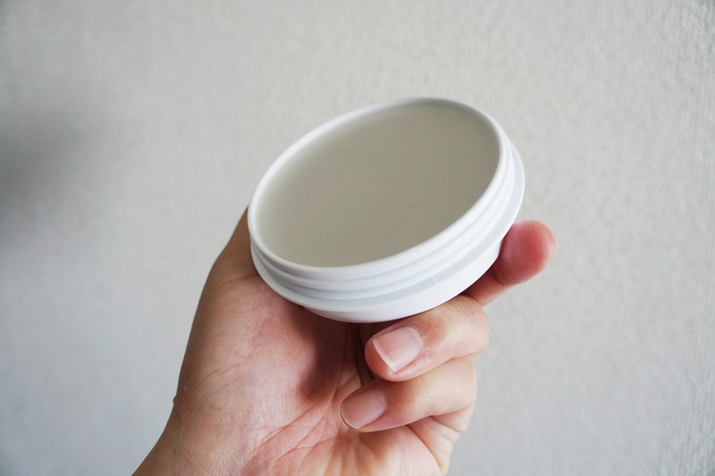 質感はしっとりとして若干ざらついているというか、固めの創美シャンタンのようなテクスチャー