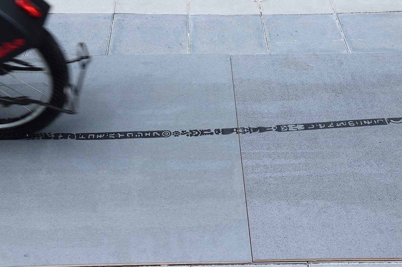 タイヤ跡がメッセージになる