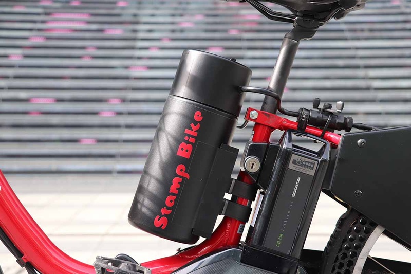 ポンプからタイヤに水を噴射