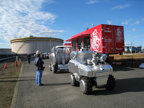 消防ロボットと専用の運搬車両(後ろ)