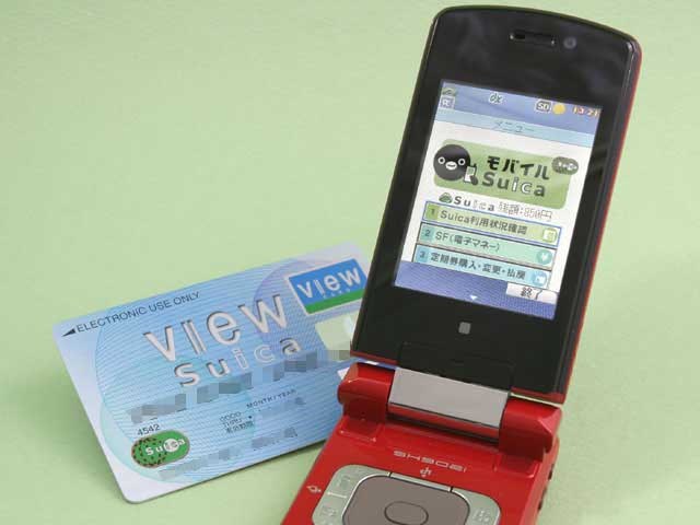 2006年1月にスタートした「モバイルSuica」。当時のケータイ Watchの<a href="https://k-tai.watch.impress.co.jp/cda/article/mobile_catchup/27590.html">記事</a>に使った写真。機種はSH902i