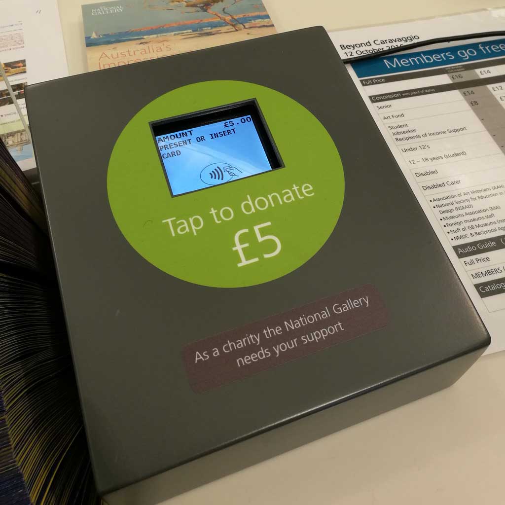 同じく2016年に、イギリス・ロンドンのNational Gallery(国立美術館)のカウンターで見かけたもの。National Galleryは無料で楽しめるが、なんと寄付をコンタクトレスで募っている
