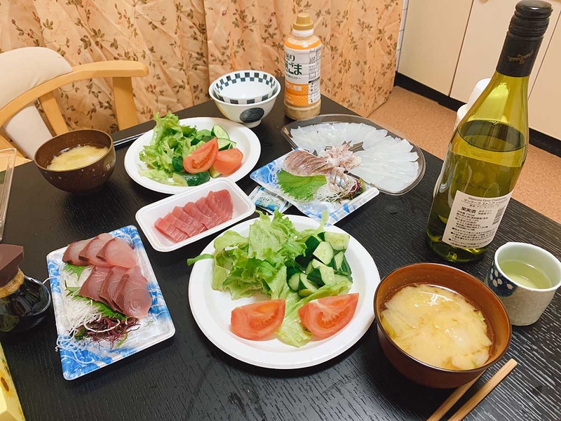 新居初の夕飯は、地元の刺身とワイン。食器類がなく、まだ紙皿だ