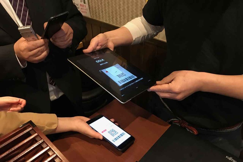 メルペイ決済の様子。店舗側がタブレットを使って読み込む方式