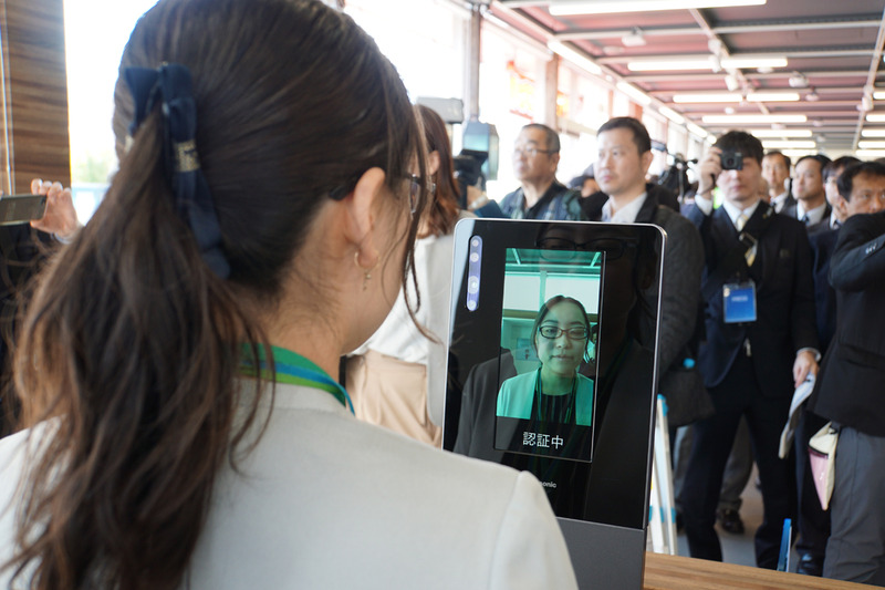 出場ゲート前で再度顔認証をして退店