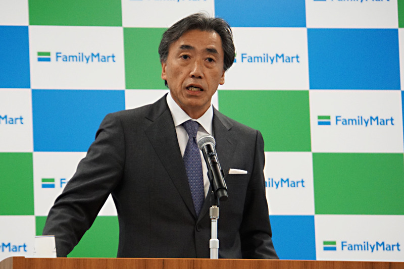 時間営業について説明するファミリーマート 代表取締役社長 澤田貴司氏