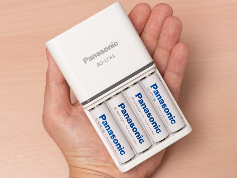 エネループの新型急速タイプ充電器 BQ-CC85。真っ白なシンプルデザインで変に目立たないのがいい