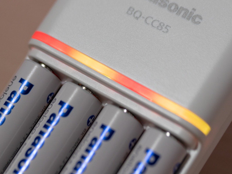 充電が進むにつれてLEDが赤→黄→緑→消灯と変わっていく。電池によって色が異なるのは1本ごとのコンディションに合わせて充電している証拠