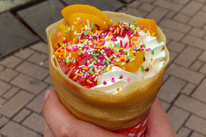 たっぷりクリームのクレープ