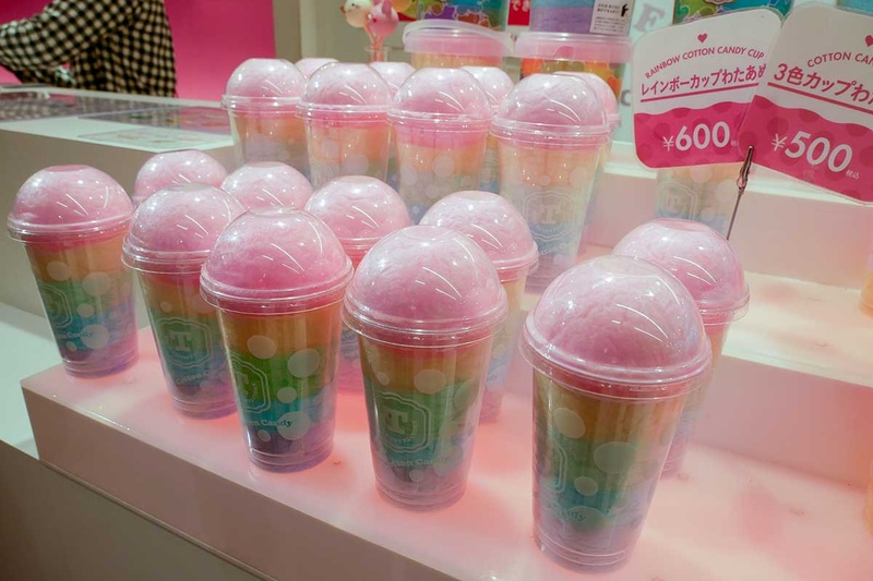 キャンペーンではこのレインボーカップわたあめが200円引きになる