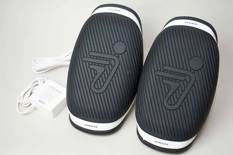 充電用のACアダプターが付属する。ケーブルが二股になっていて左右同時に充電可能