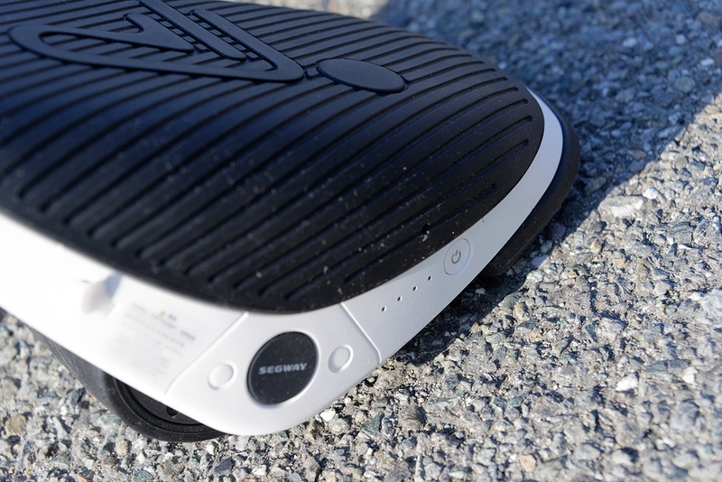 中央に見える電源ボタンを押すと起動する