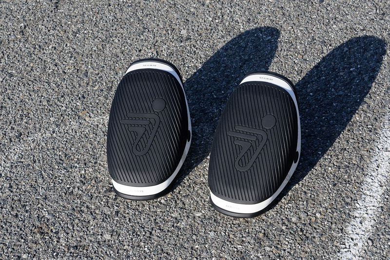 このラバーの上に乗るだけ。ベルトなどで固定したりはしない