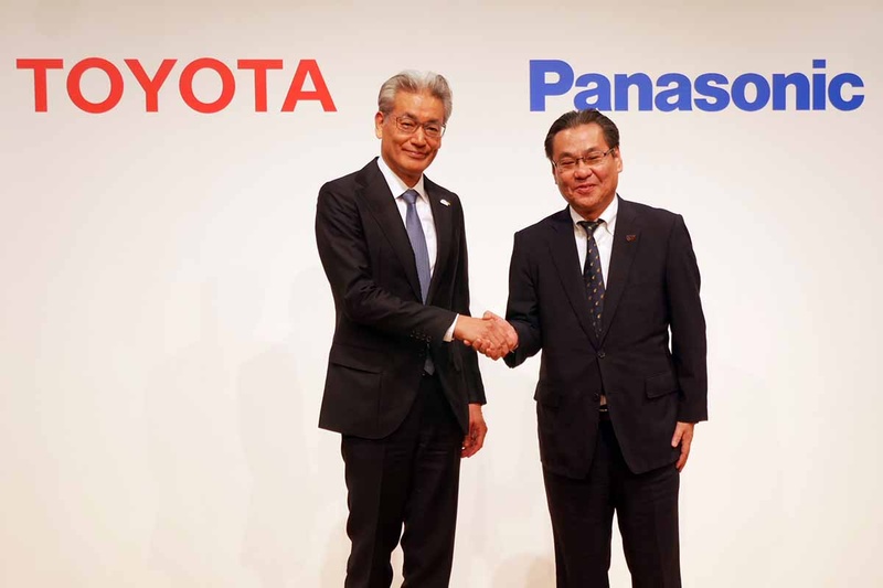 トヨタ自動車の白柳正義執行役員(左)、パナソニック 北野亮専務執行役員(右)