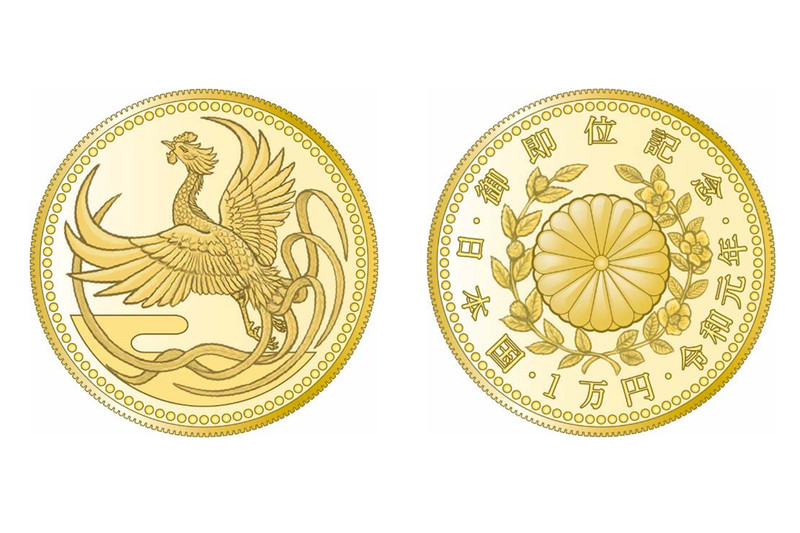 一万円金貨幣。表面の図柄は「鳳凰と瑞雲」、裏側の図柄は「菊花紋章と梓とハマナス」