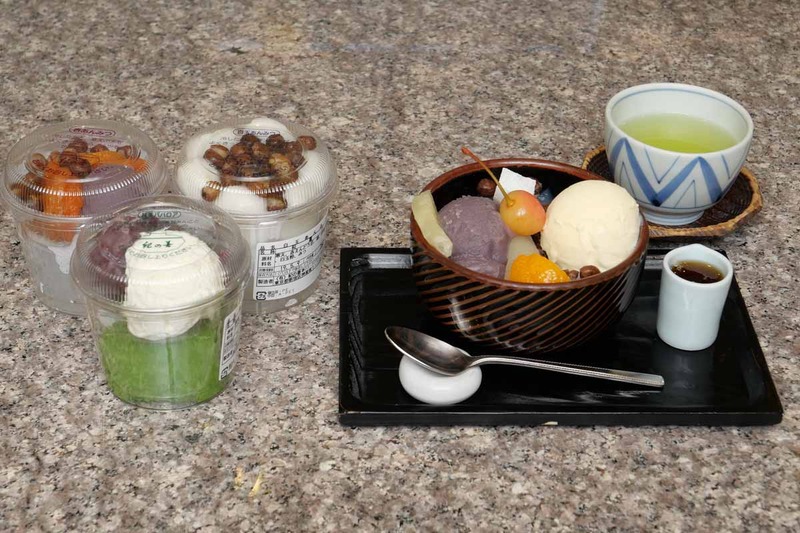 店ではあんみつや抹茶ババロアなどの甘味を中心に提供。店内のイートインとお土産のテイクアウトが可能