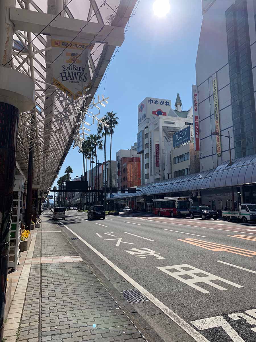 現在の橘通3丁目付近。自転車専用レーンはあるものの、駐輪している自転車はほとんどない