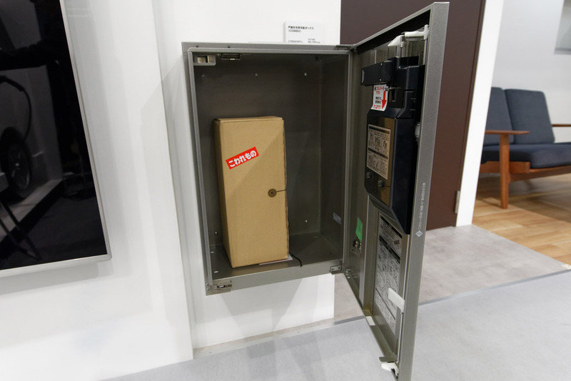 こちらはパナソニックの戸建て向け宅配ボックス。一般的に新築時の設置が前提の製品で、価格も十数万円以上となる