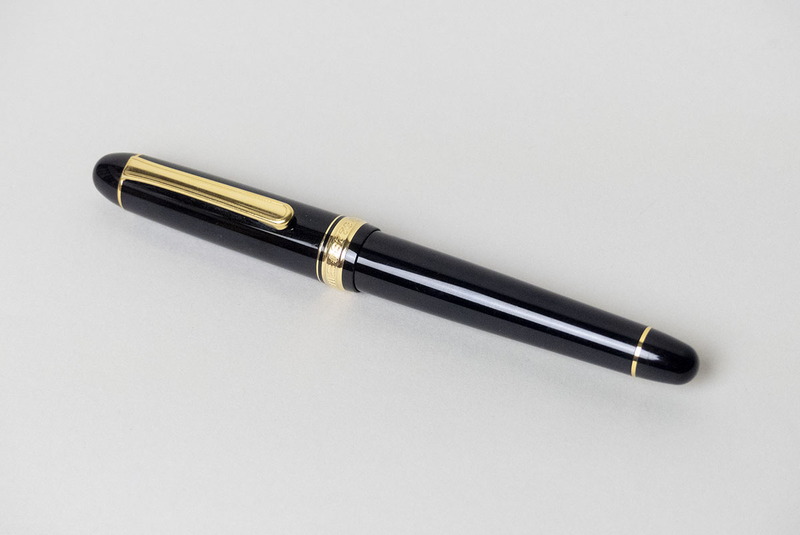 キャップは後ろに被せることで筆記にちょうど良い長さになる