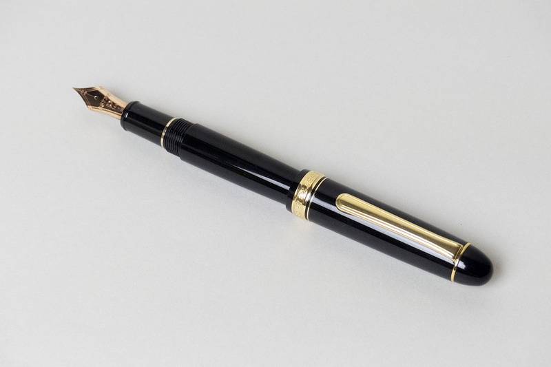 キャップは後ろに被せることで筆記にちょうど良い長さになる