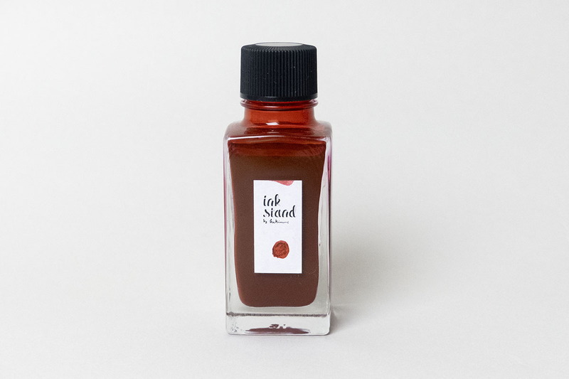 inkstand by kakimoriで作ったオーダーインク。落ち着きのある深い赤をイメージ