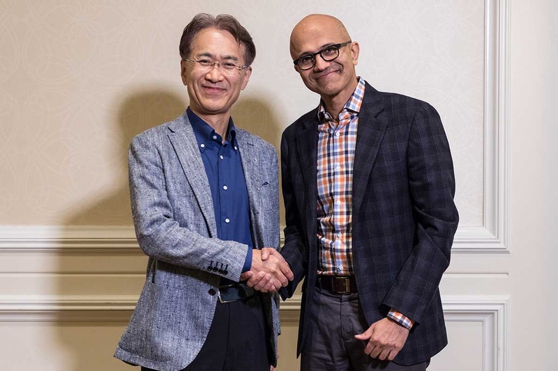 ソニー吉田 憲一郎CEO(左)とMicrosoftのサティア・ナデラCEO(右)