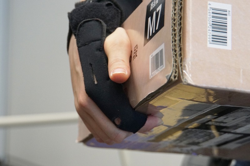 持ち上げる際に握力を計測