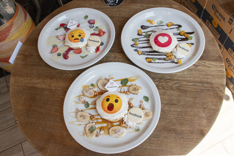 提供されるパンケーキ。「悲しいね×ホワイトチョコ」(左奥)「すごいね×キャラメルチョコ」(手前) 「超いいね!×ビターチョコ」(右奥)