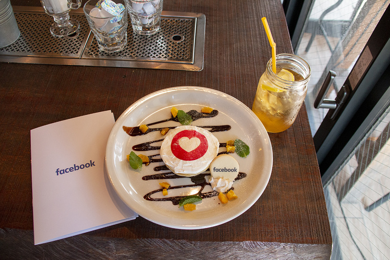 カフェの体験でレモネードを注文。知らなかった機能が1つあったが、「超いいね!×ビターチョコ」が運ばれてきた