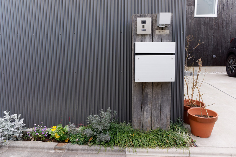 インターホンの左側にギリギリ置けるサイズではあったが、窮屈なのと車道に面していて(人が)危険でもあるので、奥まった場所へ