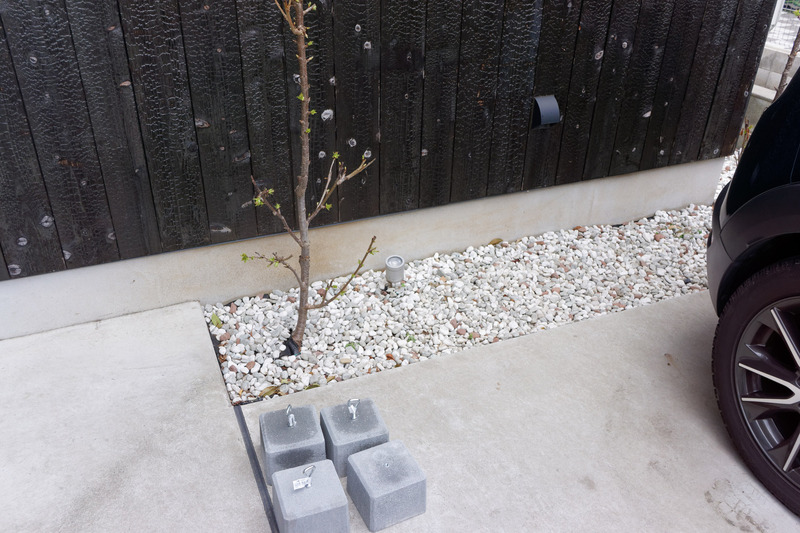 この砂利になっているところに設置することにした