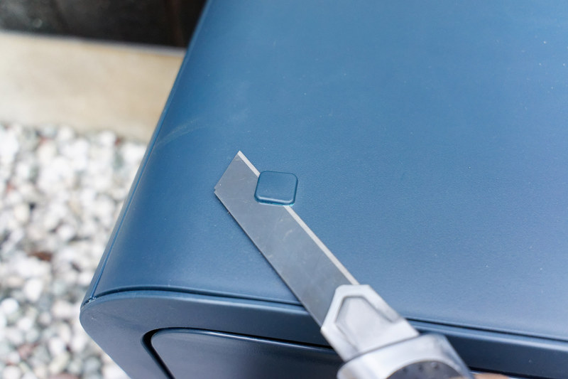 ポストをスタックするため、宅配ボックス天面の凸部をカットする