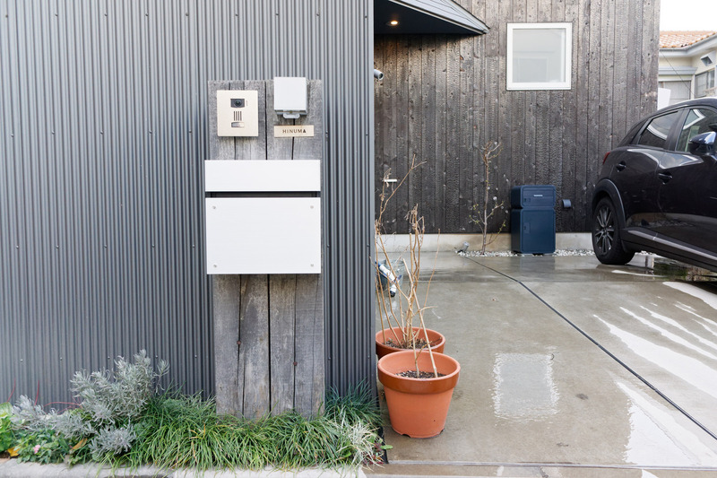 筆者宅の宅配ボックスはインターホンから少し離れた敷地内となる。夜間だと気付きにくいかもしれない