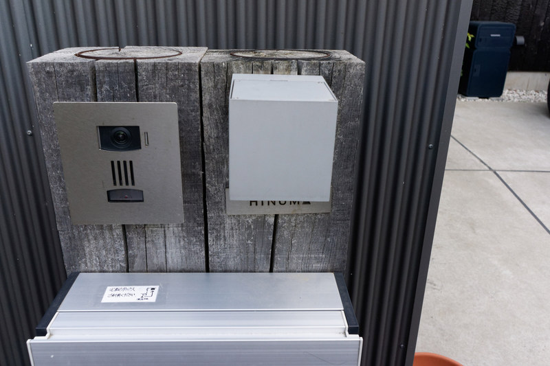 なので、インターホン近くに張り紙して宅配ボックスの存在を知らせることにした