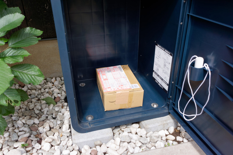 伝票を貼り付けた荷物を宅配ボックスへ