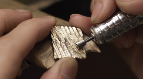 リューター(電動切削工具)による彫刻の様子