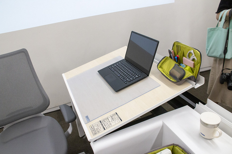 デスクマットによりノートPCが滑らないほか、奥の溝にはハコビスやスマホなどを設置できる